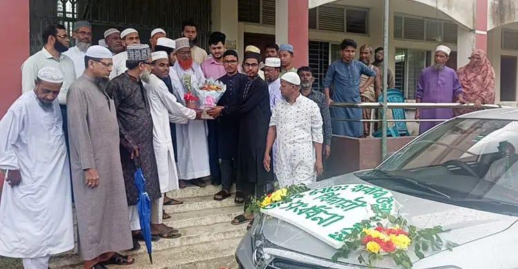 ৪০ বছরের পেশাজীবনের শেষ দিনে রাজকীয় বিদায়, নিজের গড়া মাদরাসা ছাড়লেন শিক্ষক